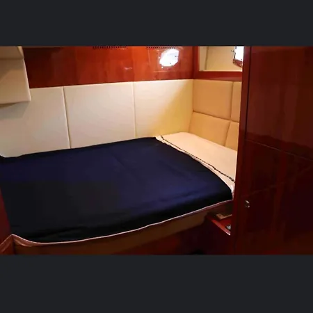 Botel Croaziera Exclusivista